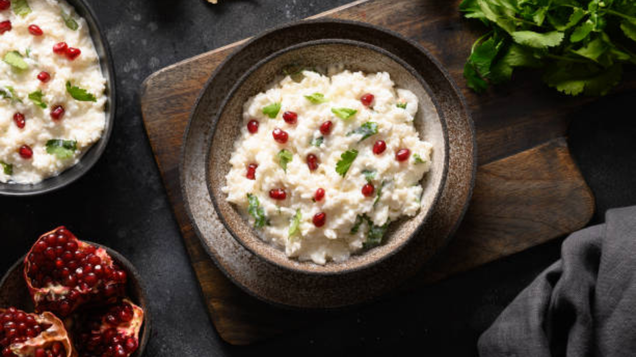Curd rice is one of the best Indian foods for gut health. Curd (yogurt) and rice combined provide an excellent balance of probiotics and simple carbs that can be easily digested. Gut-friendly bacteria in curd stimulate the intestine to digest food properly without causing bloating or acidity. The addition of mustard seeds, curry leaves, and ginger tempering to it makes it more useful for digestion. Curd rice must be consumed at lunch to cool down the body and soothe the stomach. To gain extra advantage, consume it with grated carrot or pomegranate seeds to give fiber and antioxidants to your diet. Curd Rice