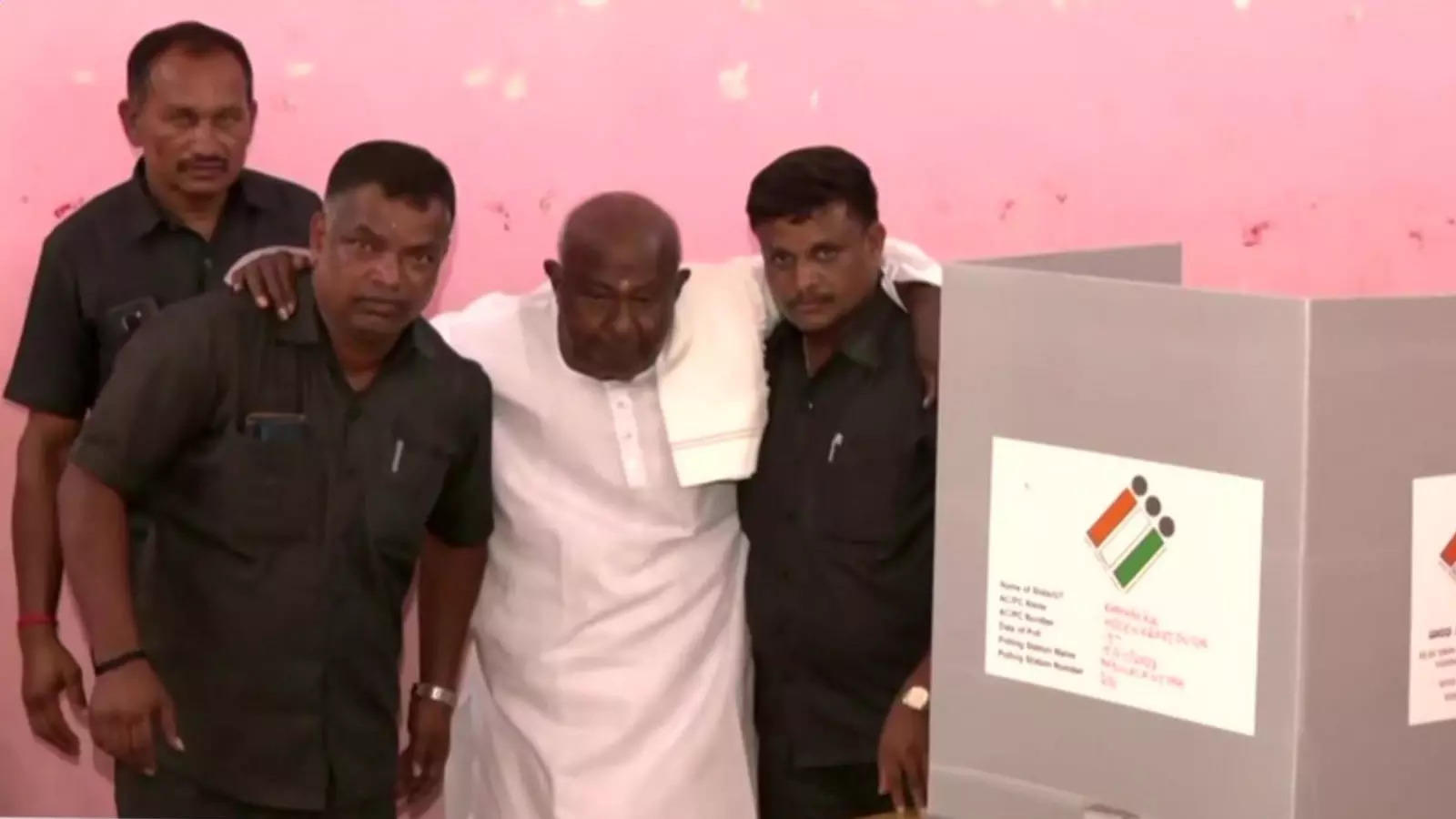 Karnataka Polls 2023 Former PM HD Deve Gowda Casts Vote In Hassan