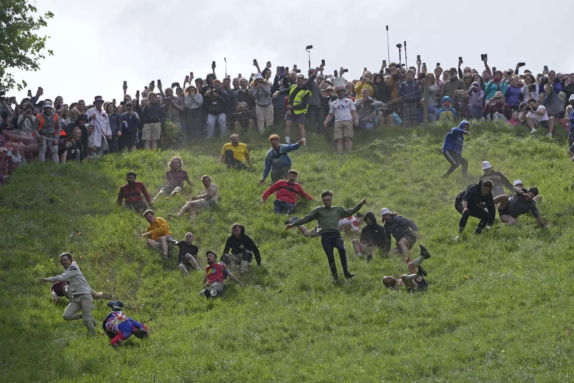 Cheeserolling race draws hundreds of spectators in UK