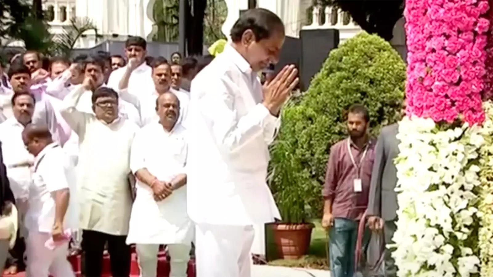 CM KCR Pays Tribute To Leaders Of The Telangana Movement On Formation Day