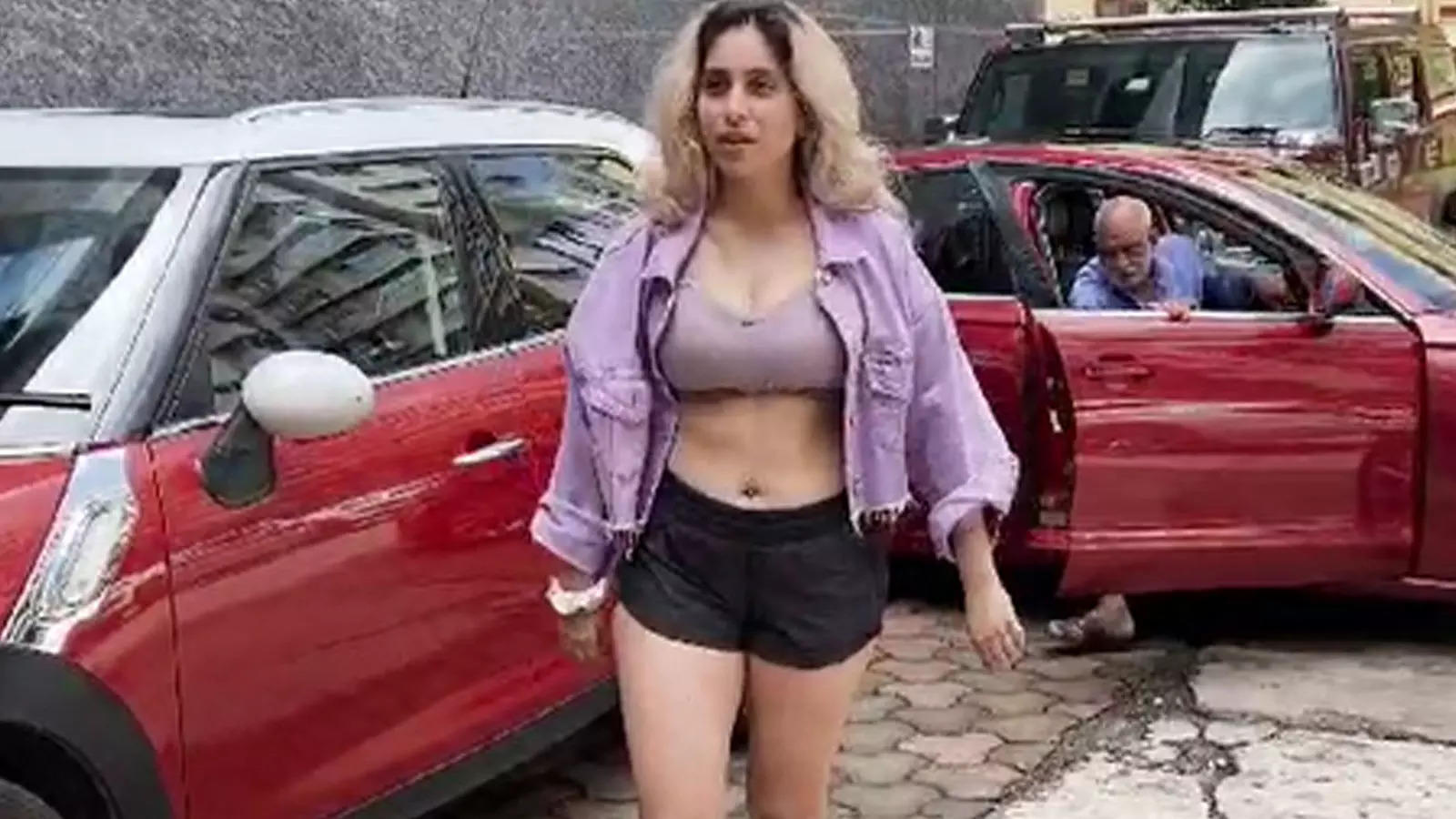 Camera Se Dhua Nikal Raha Hai Kya Neha Bhasin Asks A Pap As Gets