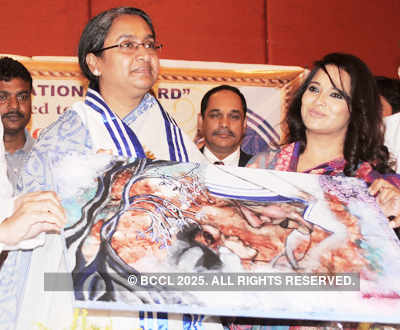 Bangladesh Foreign Minister Dr Dipu Moni Receives A Painting During