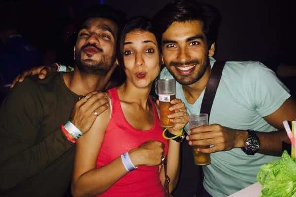 Spain Newlyweds Sanaya Irani Mohit Sehgal Catch Up With Arjun Bijlani