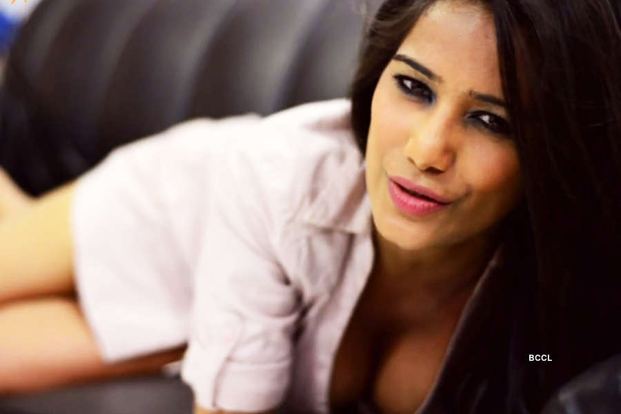 Poonam Pandey Hot Holi Poonam Pandey Makes A Special Holi Wish In A