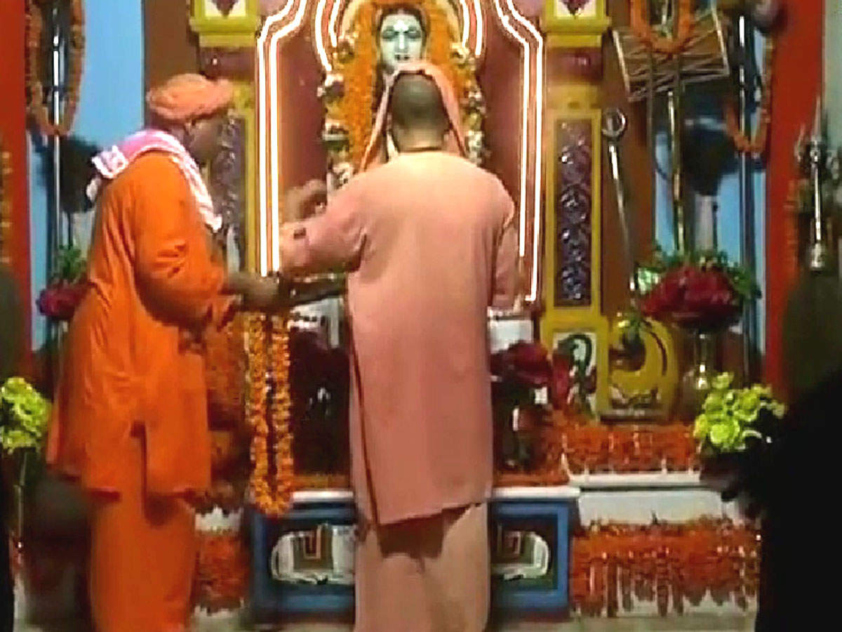 Up Cm Yogi Adityanath Offers Prayers At Gorakhnath Temple