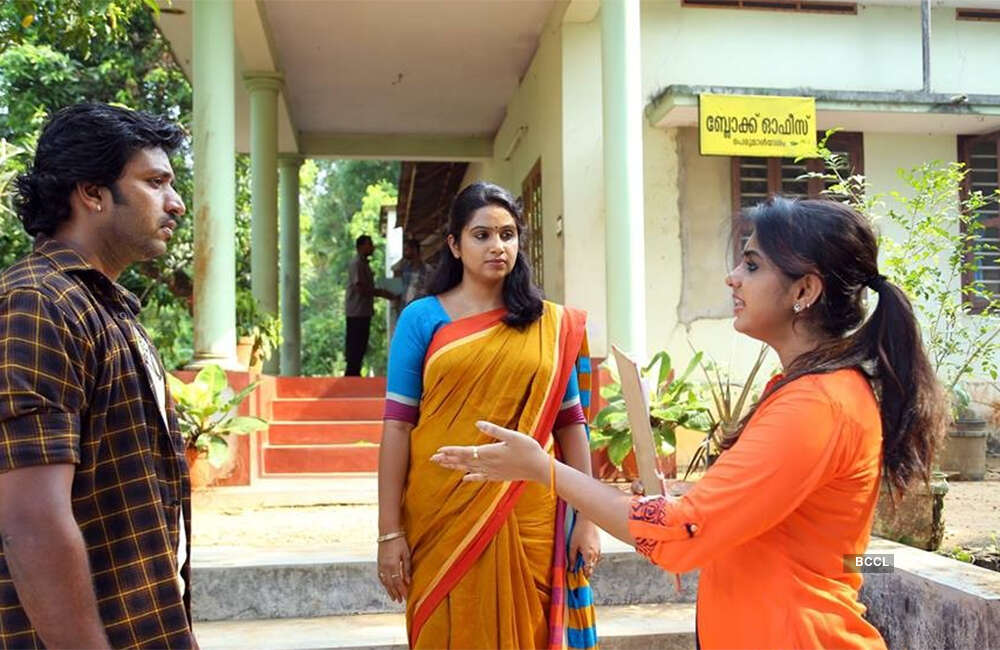 A still from Angane Thanne Nethave Anchettennam Pinnale