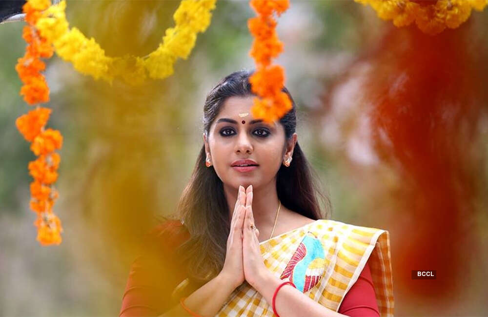 A still from Angane Thanne Nethave Anchettennam Pinnale