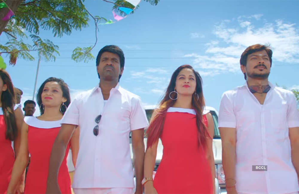 A still from Podhuvaga En Manasu Thangam