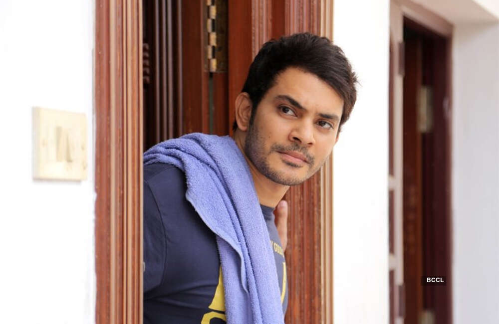 A still from Aalukku Paathi 50/50