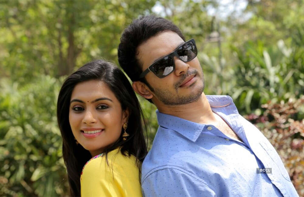 A still from Aalukku Paathi 50/50