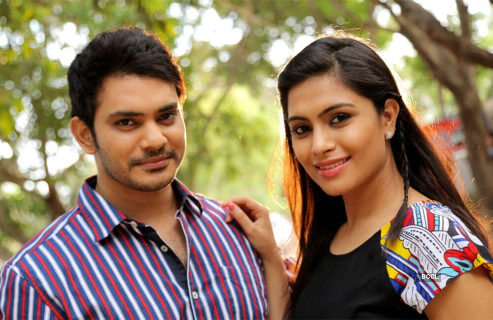 A still from Aalukku Paathi 50/50