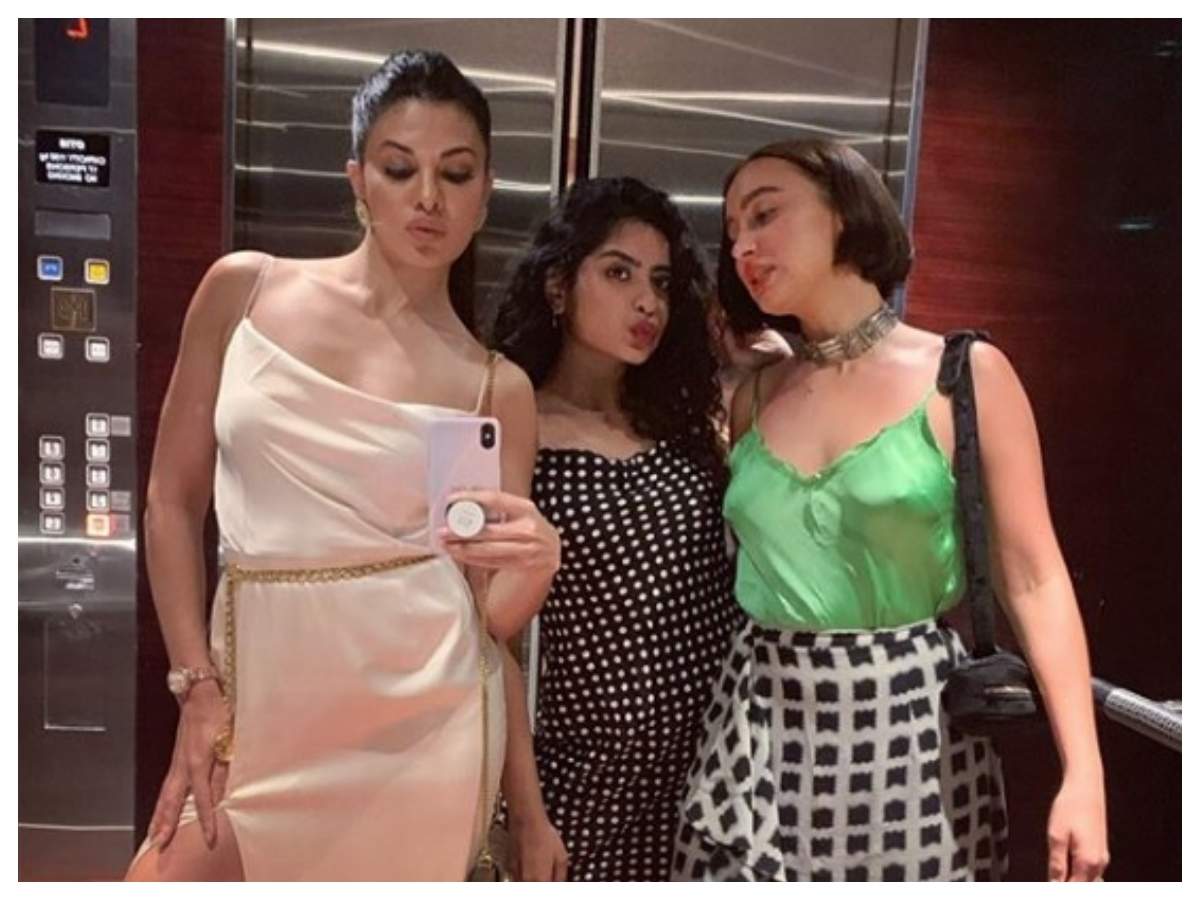 Photo  Jacqueline Fernandez Looks Drop-Dead Gorgeous In Her Latest Mirror Selfie - Times Of India