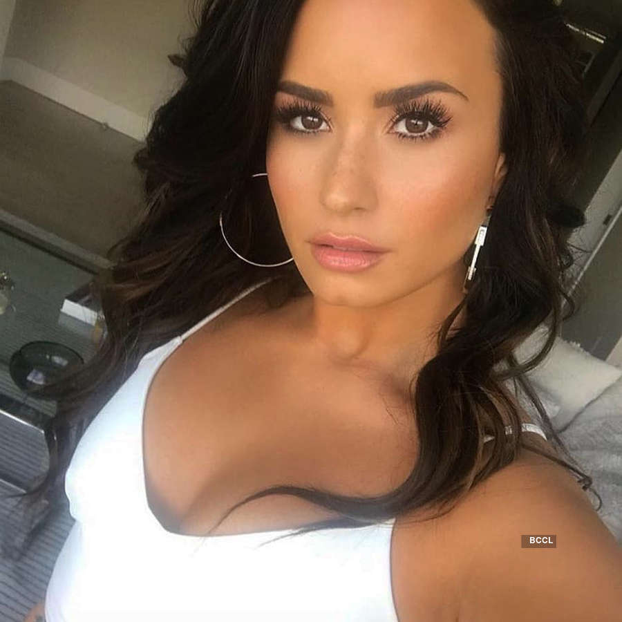 Demi Lovatos Unedited Bikini Picture Goes Viral On Social Media The