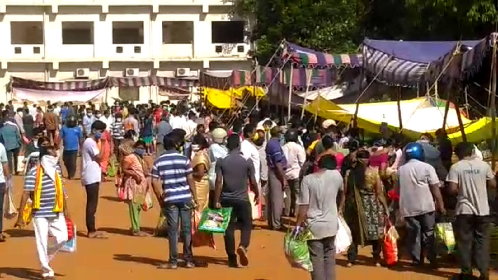 Covid 19 Social Distancing Norms Flouted At Vegetable Market In Vizag