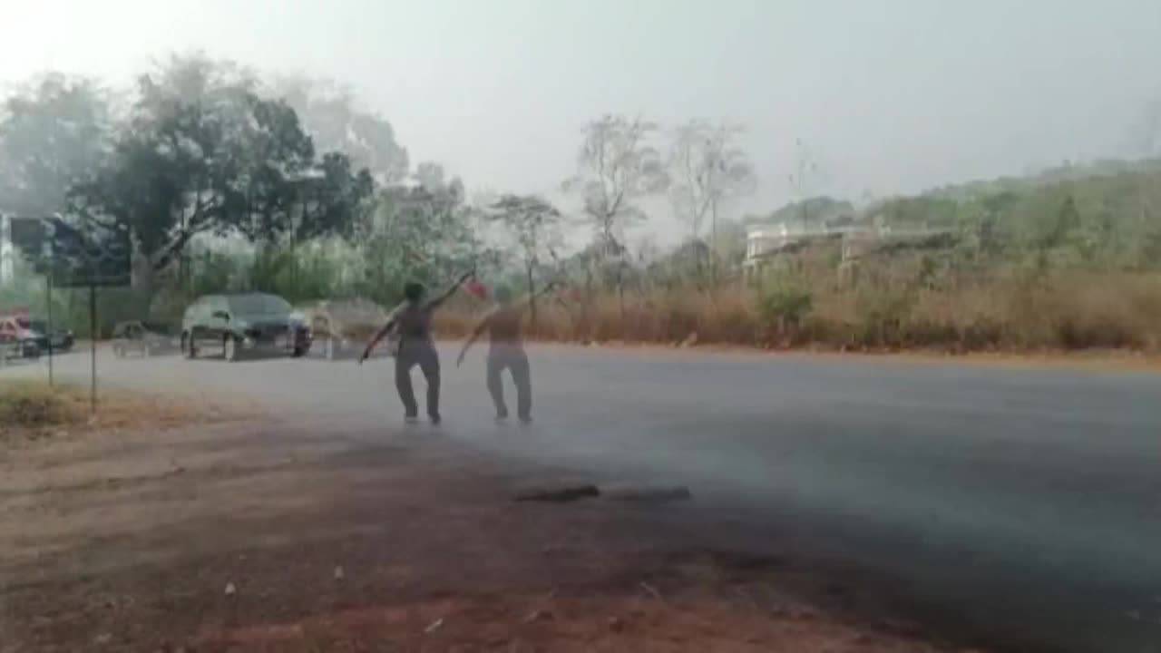 Kerala Youth Congress Workers Show Black Flag To Convoy Of CM Pinarayi