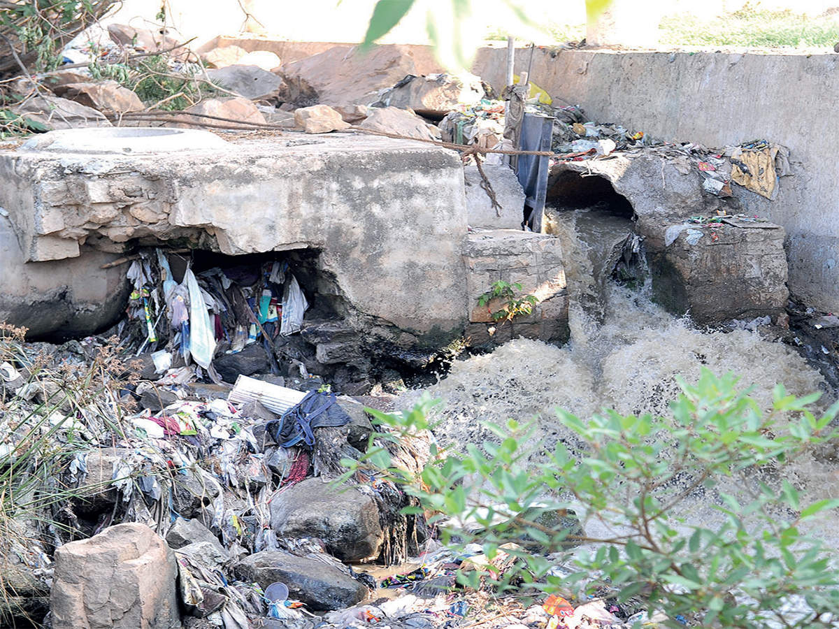 Bengaluru Civic Issues BWSSB Lets Sewage Pipe Into Open Drain At