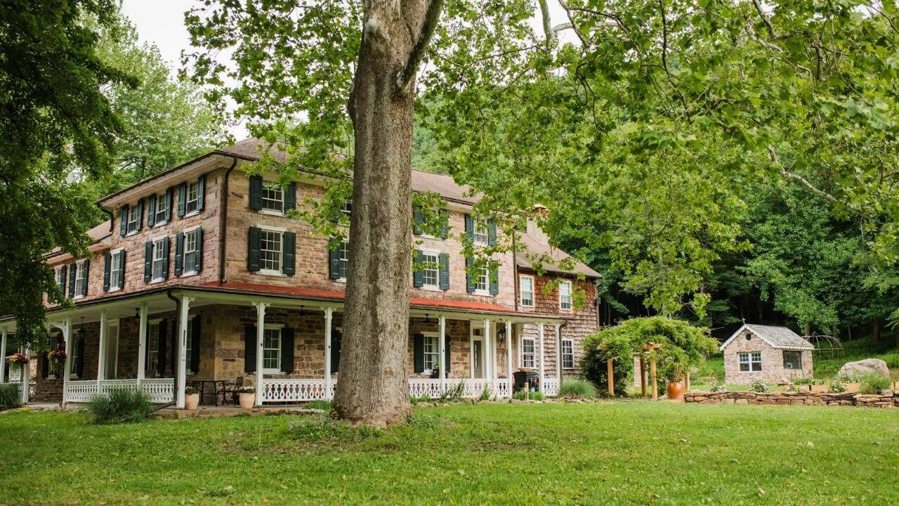 Tyler and Lauren's home (Image Credit: SYMMETRY CO. PHOTOGRAPHY via People) Couple's home
