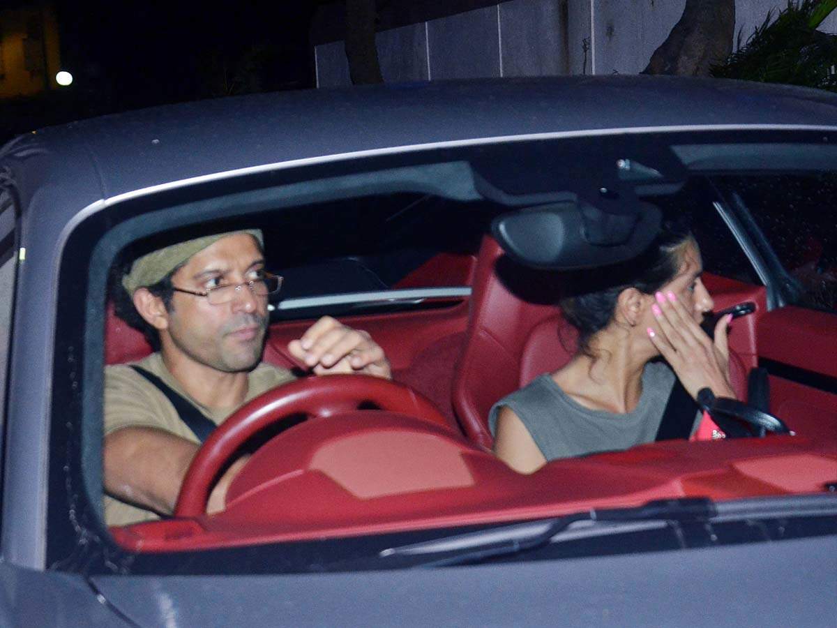 Farhan Akhtar And Shibani Dandekar Snapped In The City  The Latter Tries To Hide Her Face From Paparazzi - Times Of India