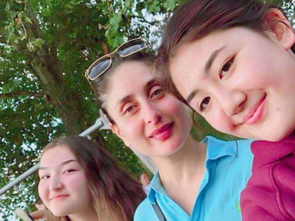 Photo  Kareena Kapoor Khan Poses Beautifully With Her Girl Fans In London - Times Of India