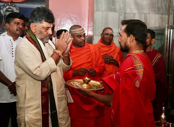 Karnataka deputy CM DK Shivakumar keeps up temple visits, stirs political waters;  unease in Congress