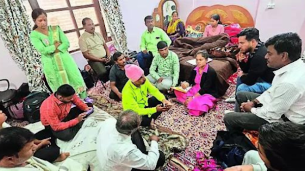 Kashmiri families open hearts & homes to tourists