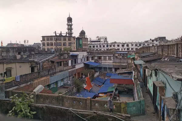Blocked exits, packed lanes, flammable stocks, wiring mess: No change in Burrabazar in a week after hotel fire