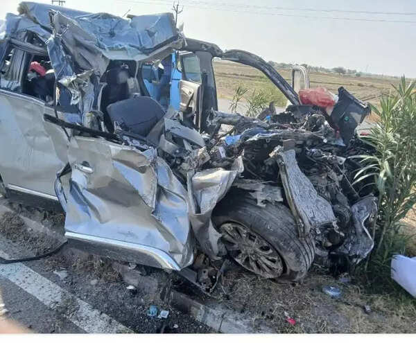6 killed, 2 injured in car, truck crash on Jhansi-Kanpur highway