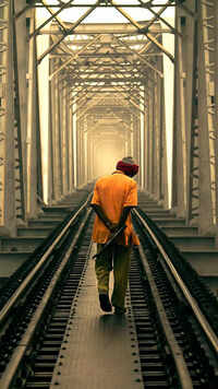 <i class="tbold">indian railways</i>