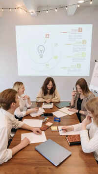 <i class="tbold">business growth</i>