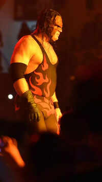 <i class="tbold">kane</i>