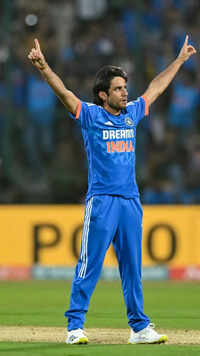 <i class="tbold">ravi bishnoi</i>