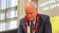 <i class="tbold">christopher luxon</i>