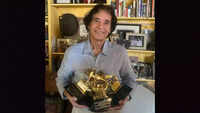 <i class="tbold">ustad zakir hussain</i>