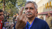 Sandeep Dikshit against <i class="tbold">Arvind Kejriwal</i>