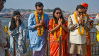 <i class="tbold">gautam adani</i> with family