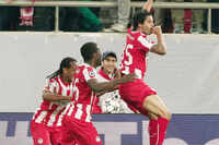 Olympiakos beat <i class="tbold">manchester united</i>