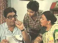 <i class="tbold">wagle ki duniya</i>