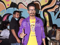 <i class="tbold">haarsh limbachiyaa</i>