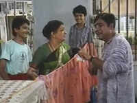 <i class="tbold">wagle ki duniya</i>