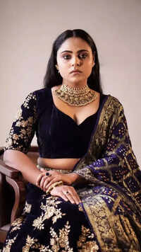 <i class="tbold">nayika nayakan</i>