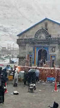 Snow, rain hurdle amid <i class="tbold">kedarnath yatra</i>