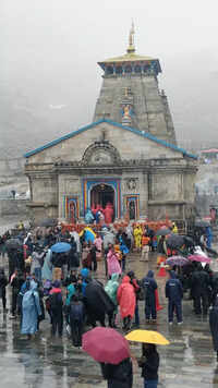 Snow, rain hurdle en route <i class="tbold">kedarnath yatra</i>