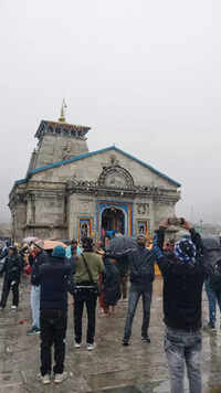 Bad weather disrupts <i class="tbold">kedarnath yatra</i>