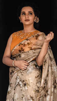 <i class="tbold">nayika nayakan</i>
