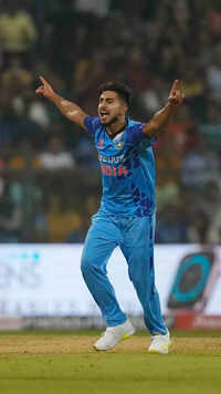 <i class="tbold">umran malik</i>