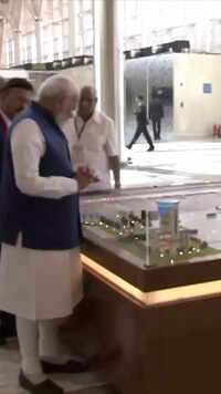 PM inspects airport model