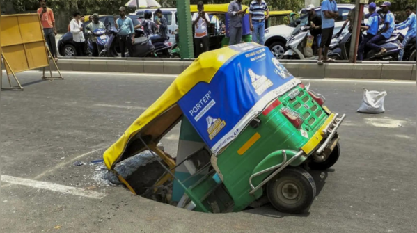 Sinkhole engulfs auto in Ahmedabad