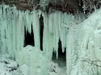 Frozen waterfall draws sightseers in Minneapolis