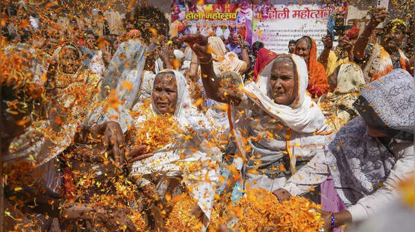 Widows' Holi breaks taboos 