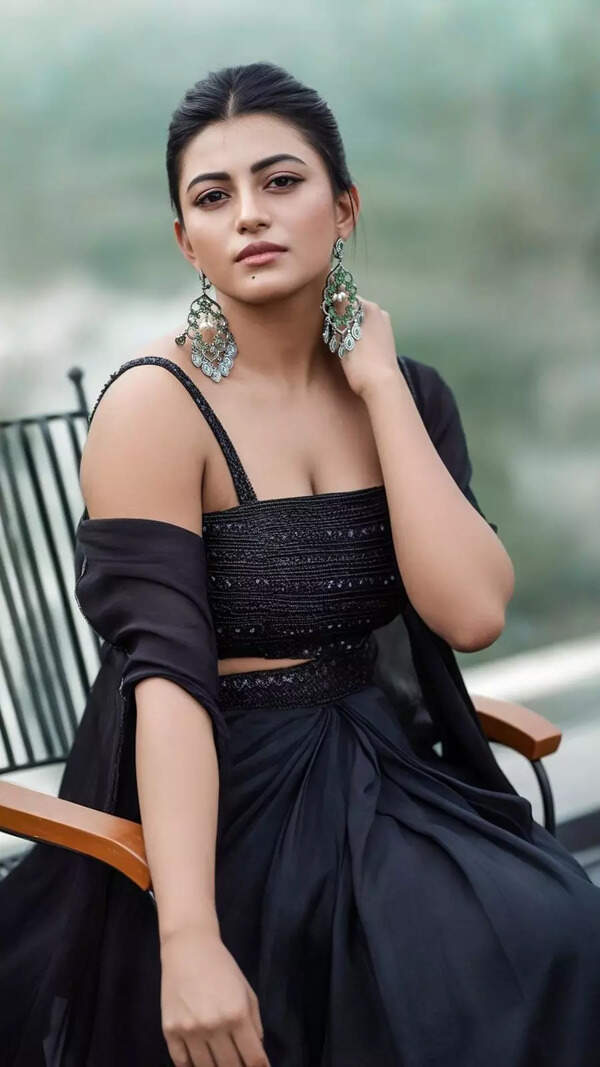 Anandhi Wallpapers